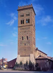 Zicht op de toren van de kerk van San Martin
